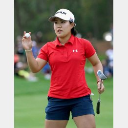 プレーオフ2ホール目でパーパットを決め、ギャラリーの声援に応える畑岡奈紗（Ｃ）共同通信社