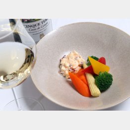 合う酒＝白ワイン（Ｃ）日刊ゲンダイ