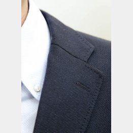 ゴージは鎖骨、着丈はお尻がチラ見えする位置（Ｃ）日刊ゲンダイ