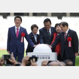 政権挙げて「五輪」利用（国立競技場の竣工式）／（Ｃ）日刊ゲンダイ