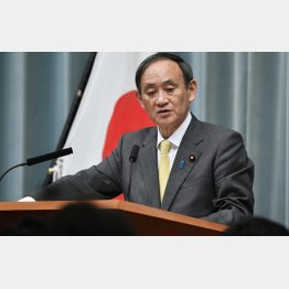 21日、記者会見をする菅官房長官（Ｃ）共同通信社
