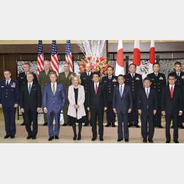 ポチになりきっている（日米安保条約調印60年の記念式典）／（代表撮影）