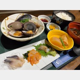 「築地の貝定食」／（Ｃ）日刊ゲンダイ