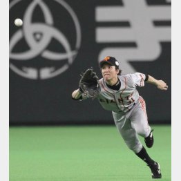 2012年の日本シリーズで美技を見せる松本（Ｃ）日刊ゲンダイ
