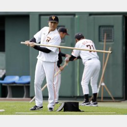 2015年の秋季キャンプで長い棒の感触を確認する由伸監督（後方が筆者）／（Ｃ）日刊ゲンダイ