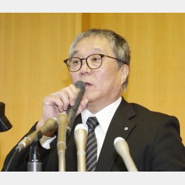 現金受領を認め、記者会見する佐賀県玄海町の脇山伸太郎町長（Ｃ）共同通信社