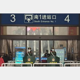 市内の駅前に武装警官（Ｃ）ゲッティ＝共同