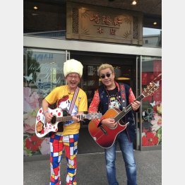 「崎陽軒」森たけしアナウンサー（左）とシウマイ弁当の歌の発表イベントで（Ｃ）日刊ゲンダイ