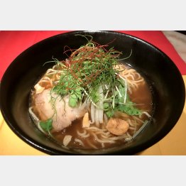 おしゃれバルの絶品「イベリコ豚ラーメン（醤油味）」／（Ｃ）日刊ゲンダイ