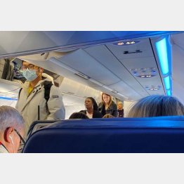 ボストンでコロナウイルスの患者が確認された後、マスクをして飛行機に搭乗する乗客（Ｃ）ロイター