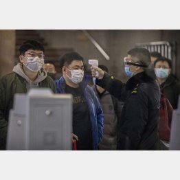 春節スタート。北京では武漢からの旅客の熱を検査（24日）／（Ｃ）ゲッティ＝共同