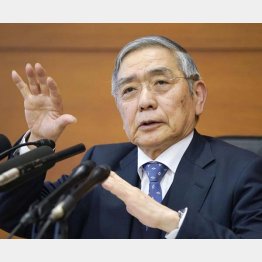 金融政策決定会合後に記者会見する日銀の黒田総裁（Ｃ）共同通信社