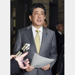 ようやく26日になって、中国・武漢市にチャーター便派遣を発表する安倍首相（Ｃ）共同通信社