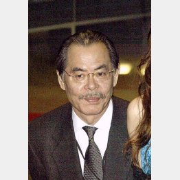 タレントにはボディーガードのように寄り添う（Ｃ）日刊ゲンダイ