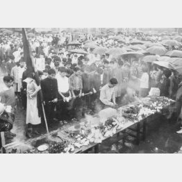 樺美智子さんが犠牲となった場所に黙とうを捧げる全学連（1960年6月16日、国会南通用門）／（Ｃ）共同通信社