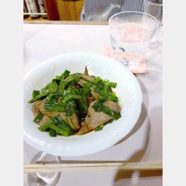 レバニラ炒めに芋焼酎のお湯割り（Ｃ）日刊ゲンダイ