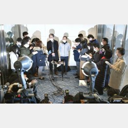 帰国後の会見は皆マスク姿（Ｃ）共同通信社