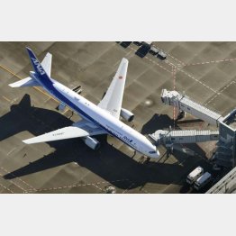 羽田空港に到着したチャーター機（Ｃ）共同通信社