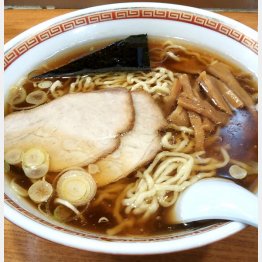 ちぢれ麺にスープがよく絡む（提供写真）