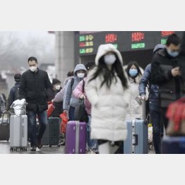 マスクを着用して北京駅を利用する人たち（Ｃ）共同通信社