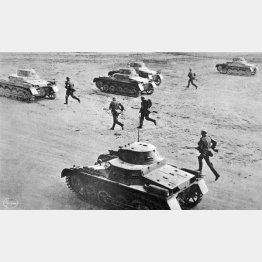 第2次世界大戦でソ連に侵攻するドイツのパンツァー戦車　（Ｃ）World History Archive／ニューズコム／共同通信イメージズ