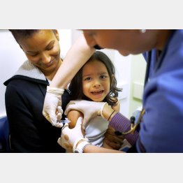 小さな子供にも流行（Ｃ）ロイター