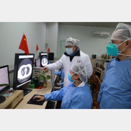 武漢大学の中南病院で、感染患者のCTスキャンを調べる医師たち（Ｃ）ロイター／中国日報