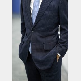 着席時にはジャケットのボタンを外す（Ｃ）日刊ゲンダイ