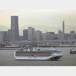 横浜港の大黒ふ頭沖に停泊するクルーズ船「ダイヤモンド・プリンセス」／（Ｃ）共同通信社