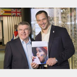 「五輪アジェンダ2020」とともに笑顔のバッハ会長（右はハンマー投げの室伏広治選手）／（Ｃ）ロイター＝共同