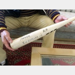 野村からプレゼントされたバット（Ｃ）日刊ゲンダイ