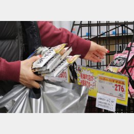 “爆買い”でマスクは品薄（Ｃ）日刊ゲンダイ