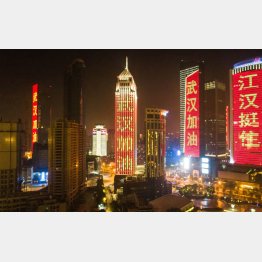 武漢に「加油（頑張れ）」の文字が掲げられたが…（Ｃ）新華社／共同通信イメージズ