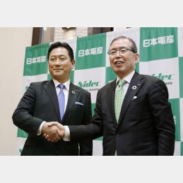 日本電産社長に昇格する関潤氏（左）と永守重信会長（Ｃ）共同通信社