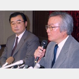 2001年、写真週刊誌「FOCUS」の休刊発表会見に臨む新潮社の松田宏取締役（＝右、当時）／（Ｃ）共同通信社