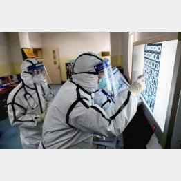 武漢の病院で新型肺炎の患者の治療にあたっている医療関係者ら（Ｃ）共同通信社