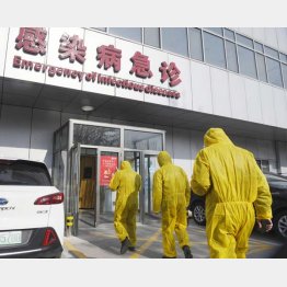 病院は安心じゃない？（発熱のある患者向けの病院の窓口＝北京市）／（Ｃ）共同通信社