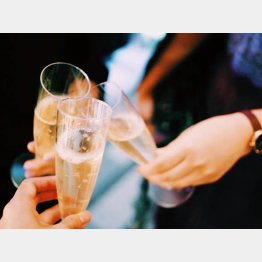 大人の男女が出会いを求めて…（写真はイメージ）