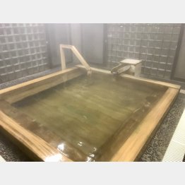 源泉かけ流しのヒノキ風呂（Ｃ）日刊ゲンダイ