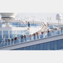 クルーズ船のデッキで過ごす乗客ら（Ｃ）共同通信社