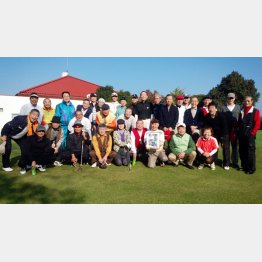 志ん朝師匠の遺影を掲げて行われた「余一コンペ」／（提供写真）