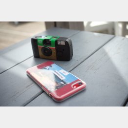 「写ルンです」（上）の登場で一億総カメラマン状態に（Ｃ）PIXTA