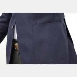 ビジネス&フォーマルと普段着はポケットで分ける（Ｃ）日刊ゲンダイ