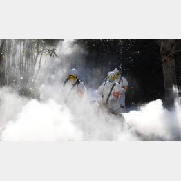 居住区域を消毒してまわる清掃員ら（中国・安徽省亳州市、18日）（Ｃ）ロイター／中国日報