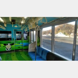 うしでんしゃ車内（Ｃ）日刊ゲンダイ