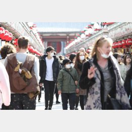 観光地はマスクだらけ（Ｃ）日刊ゲンダイ