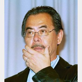 タレントの代わりに記者会見に臨んだ（Ｃ）日刊ゲンダイ