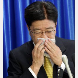 咳エチケット違反、ハンカチも後手後手（加藤厚労相）／（Ｃ）日刊ゲンダイ