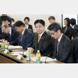 3万人以上が検査した韓国に比べ日本は50分の1（基本方針議論のため専門家会議に臨む加藤厚労相＝中央、24日）／（Ｃ）共同通信社