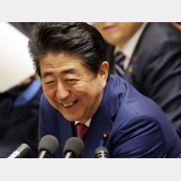 居直るのが正義と本気で信じ込んでいる（衆院予算委で答弁する安倍首相）／（Ｃ）日刊ゲンダイ